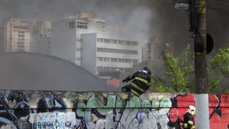 Bombero-Solitario-De-Sao-Paulo-Se-Sienta-En-Un-Muro-De-Hormigón-Para-Sofocar-Las-Llamas,-En-La-Avenida-Tereza-Cristina,-Distrito-De-Ipiranga