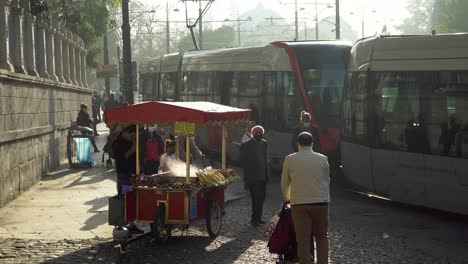 Türkisches-Streetfood-Fahrrad,-Das-Simit-In-Der-Lebhaften-Gegend-Von-Istanbul-Verkauft