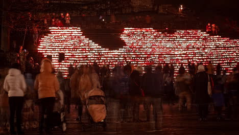 Pueblo-Letón-Al-Aire-Libre-Celebrando-El-Día-De-La-Proclamación-De-La-República-De-Letonia---Muchas-Luces-Y-Velas-En-El-Fondo-Por-La-Noche---Toma-De-Lapso-De-Tiempo