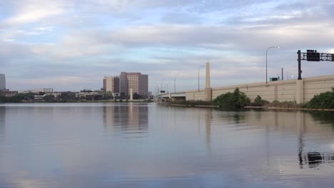 Las-Nubes-Se-Reflejan-En-El-Lago-Formosa-Con-La-Ciudad-De-Orlando-Al-Fondo