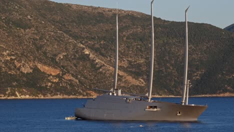 Luxuriöse-Motorisierte-Supersegelyacht,-Die-In-Kefalonia,-Griechenland,-Vor-Anker-Liegt---Luftaufnahme