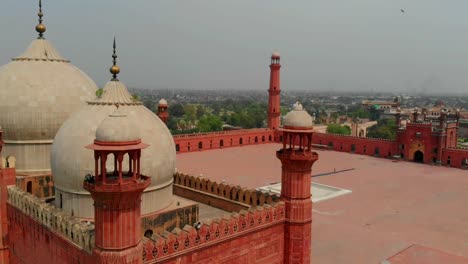 Vista-Aérea-Desde-Detrás-De-La-Cúpula-Y-El-Mineral-De-La-Mezquita-Badshahi-En-Pakistán