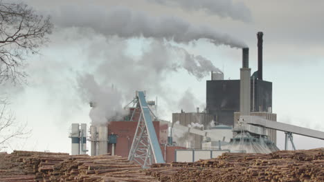 Herauszoomen-–-Eine-Zellstofffabrik-Und-Riesige-Stapel-Von-Baumstämmen