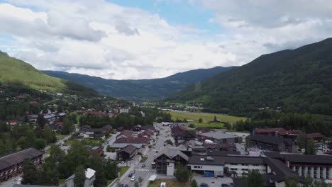 Autobahn-Durch-Das-Stadtzentrum-Von-Gol-An-Einem-Sonnigen-Sommernachmittag---Luftaufnahme