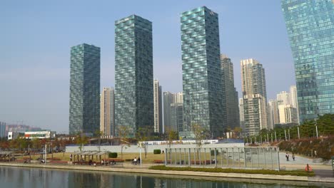 El-Horizonte-Urbano-De-La-Ciudad-De-Incheon-Desde-El-Parque-Central-De-Songdo-En-La-Temporada-De-Otoño-Con-Gente-Paseando-Por-Numerosos-Caminos