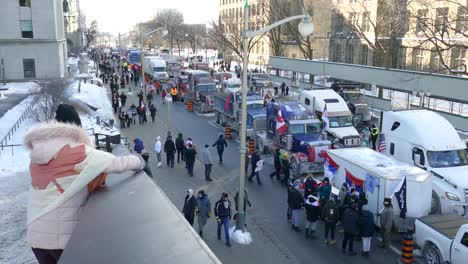 LKW-Fahrer-Halten-Aus-Protest-Gegen-Den-Covid-Impfpass-An,-Freiheitskonvoi-2022