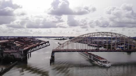 Viking-Ve-Kreuzfahrt-Langschiff,-Das-Unter-Der-Brücke-über-Den-Norden-In-Hendrik-Ido-Ambacht-Vorbeifährt