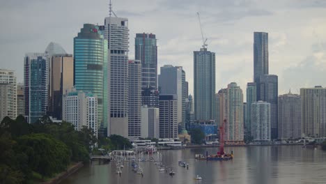 Eine-Aufnahme-Eines-Ruhigen-Flusses-In-Brisbane-Nach-Den-Jüngsten-Überschwemmungen-Im-Jahr-2022,-Bei-Denen-Boote-Nicht-Flussaufwärts-Fahren-Durften