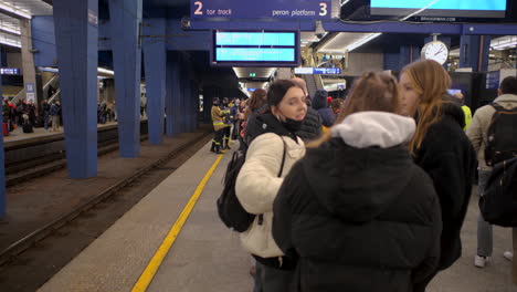 2022-Invasión-Rusa-De-Ucrania---Estación-Central-De-Trenes-En-Varsovia-Durante-La-Crisis-De-Refugiados---Personas-Esperando-En-La-Plataforma-Para-El-Tren-A-Viena