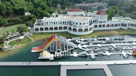 Menschen,-Die-Einen-Sonnigen-Tag-Im-Hong-Kong-Core-Aqua-Park-Genießen,-Schwimmende-Lustige-Rutschen,-Luftbild