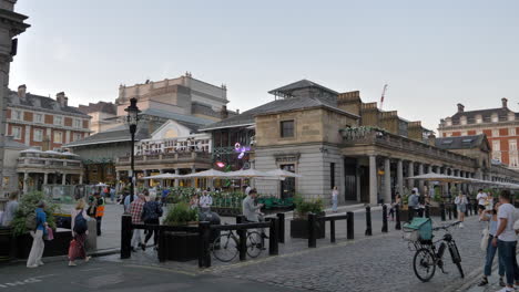 Menschen-Genießen-London-Covent-Garden-Bei-Sonnenuntergang.-Statisch