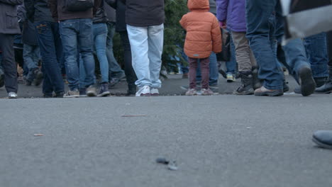 Crowds-at-a-traditional-Christmas-market-in-Berlin,-Alexanderplatz