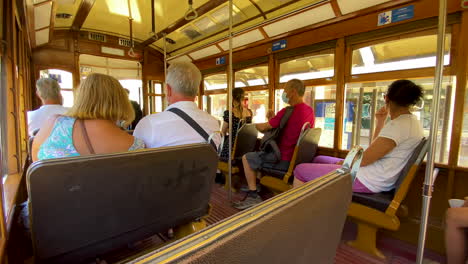 Menschen-Mit-Gesichtsmaske-In-Der-Straßenbahn-In-Lissabon-Während-Der-Ausbreitung-Der-Covid-19-Pandemie