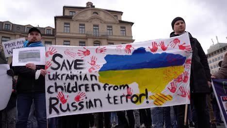 Rettet-Ukrainische-Kinder-Aus-Russland-Steht-Auf-Einem-Banner-Bei-Der-Friedenskundgebung-In-München,-Nachdem-Russland-In-Die-Ukraine-Einmarschiert-Ist