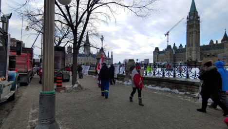 Una-Gran-Masa-De-Manifestantes-En-Ottawa-Convoy-Por-La-Libertad