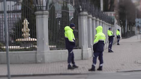 Die-Lettische-Polizei-Bewacht-Das-Gebäude