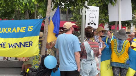 Manifestantes-De-Todas-Las-Edades-Asistieron-A-Una-Manifestación-Pacífica-Contra-La-Guerra-Con-Personas-Que-Levantaban-Banderas-De-Ucrania-Afirmando-Que-Ucrania-Es-El-Ganador-Que-Es-Víctima-De-La-Invasión-Rusa-Ilegal