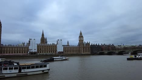 Londres,-Inglaterra,-Reino-Unido---Vista-De-Las-Casas-Del-Parlamento-Y-El-Río-Támesis-En-Westminster,-Londres-Puente-De-Westminster-Con-Personas-Y-Automóviles-En-Movimiento,-Parlamento-De-Westminster,-Londres