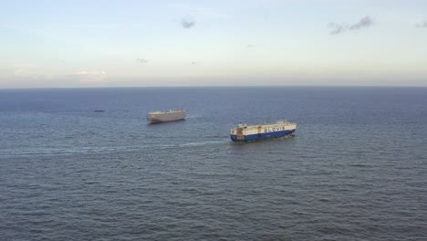 Barcos-Que-Navegan-Hacia-Mar-Abierto.-Vista-Panorámica-Aérea