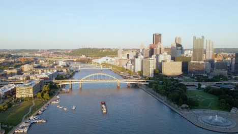 Vista-Aérea-De-Drones-Sobre-El-Río-Allegheny,-Hora-Dorada-En-El-Centro-De-Pittsburgh,-Estados-Unidos