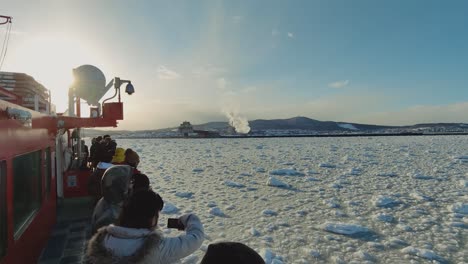 Touristen-Fotografieren-Treibeis-An-Bord-Des-Kreuzfahrtschiffes-Garinko-Go-II-Während-Des-Sonnenuntergangs-Vor-Mombetsu