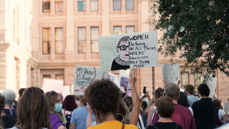 Multitud-De-Protesta-Se-Reúne-Fuera-Del-Capitolio-De-Texas-En-Austin-Durante-La-Marcha-De-Mujeres,-La-Gente-Sostiene-Carteles-En-Oposición-Al-Proyecto-De-Ley-De-Latidos-Del-Corazón,-Activistas-A-Favor-Del-Derecho-A-Decidir-Se-Reúnen-Fuera-Del-Capitolio-De-Texas,-4k