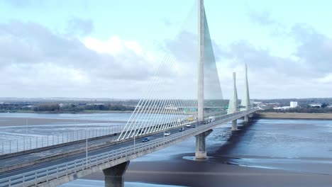 Mersey-Gateway,-Wahrzeichen,-Luftaufnahme-über-Der-Mautpflichtigen-Hängebrücke,-Die-Den-Fluss-überquert,-Umlaufbahn-Nach-Links,-Um-Sie-Zu-Schließen