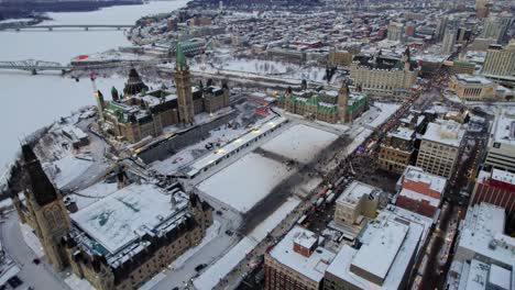 Drohnenaufnahme-Der-Trucker-Rallye-Der-Freiheit-Auf-Der-Slater-Street-In-Ottawa,-Am-30.-Januar-2022-Während-Der-Covid-19-Pandemie