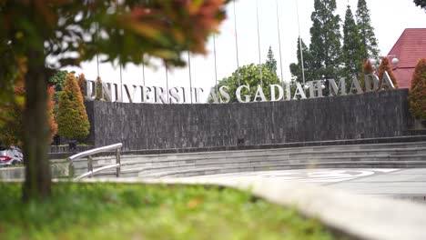 Das-Haupttor-Der-Gadjah-Mada-University-Befindet-Sich-In-Der-Stadt-Sleman,-Die-Zu-Den-Top-3-Campussen-In-Indonesien-Und-Dem-Traumcampus-Für-Studenten-Gehört