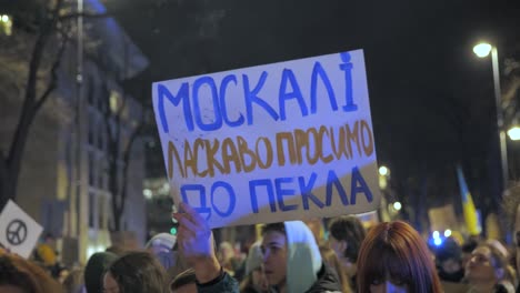 2022-Invasión-Rusa-De-Ucrania---Manifestante-Sosteniendo-Una-Placa-&quot;moscú-Por-Favor-Vete-Al-Infierno&quot;-En-Una-Manifestación-Contra-La-Guerra-En-Varsovia-El-Primer-Día-De-La-Guerra