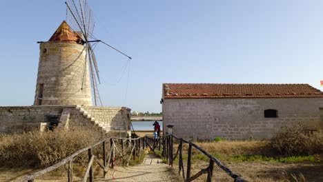 Zeitlupe-Einer-Touristenfamilie-In-Der-Windmühle-Mulino-Maria-Stella-Vor-Der-Salzlösung-Von-Paceco,-Sizilien