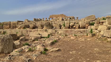 Turismo-Turístico-Siciliano-Con-Personas-Que-Visitan-El-Parque-Arqueológico-De-Selinunte-En-Sicilia,-Italia