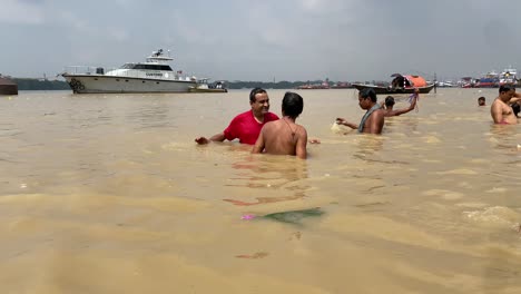 Nahaufnahmevideo-Von-Menschen,-Die-Ein-Rituelles-Bad-Im-Fluss-Ganga-Nehmen