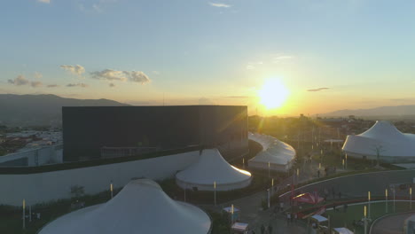 Video-De-Drones-En-Un-Centro-Comercial-Al-Atardecer,-Al-Aire-Libre,-Puesta-De-Sol,-Marquesina-Blanca