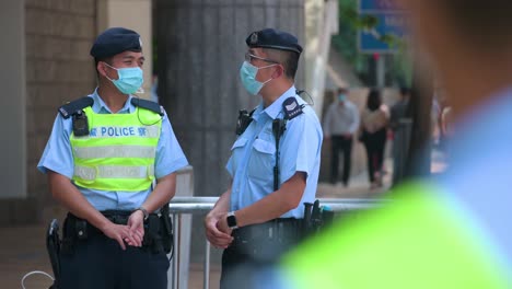 Polizisten-Mit-Gesichtsmasken-Bewachen-Das-Gelände-Des-Obersten-Gerichtshofs-In-Hongkong