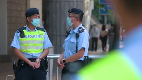 Oficiales-De-Policía-Con-Máscaras-Faciales-Hacen-Guardia-En-Las-Instalaciones-Del-Tribunal-Superior-En-Hong-Kong