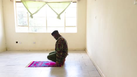 A-kenya-Muslim-police-officer-praying