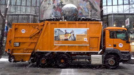 Camión-De-Basura-Naranja-Brillante-De-Viena-Estacionado-En-La-Calle