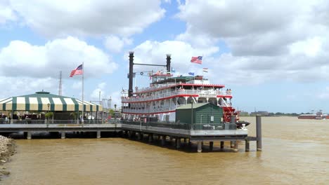 Barco-De-La-Ciudad-De-Nueva-Orleans-Atracado-En-El-Río-Mississippi-Día-De-Gran-Angular