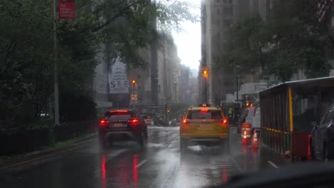 Pov-Conduciendo-En-La-Lluviosa-Ciudad-De-Nueva-York-Detrás-De-Un-Taxi-Amarillo