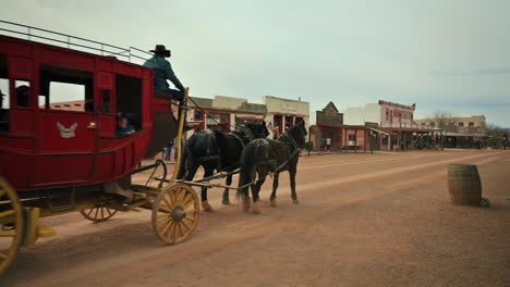 Diligencia-Tirada-Por-Caballos-Rojos-Que-Lleva-A-Los-Turistas-A-Través-De-La-Ciudad-En-Tombstone-Arizona