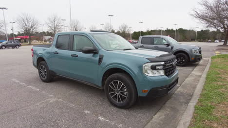 Foto-De-Dos-Ford-Mavericks-2022-Estacionados-En-Un-Lote-De-Automóviles