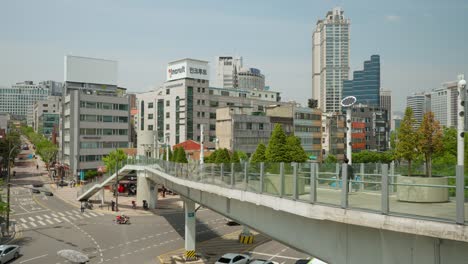 Ein-Blick-Auf-Den-Gehweg-Des-Seoul-7017-Sky-Park-über-Die-Straßen-Der-Stadt-Seoul,-Südkorea