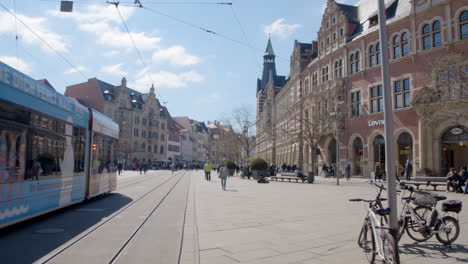 Casco-Antiguo-De-Erfurt-Con-Moderno-Tren-De-Transporte-Público-En-La-Plaza-De-La-Ira