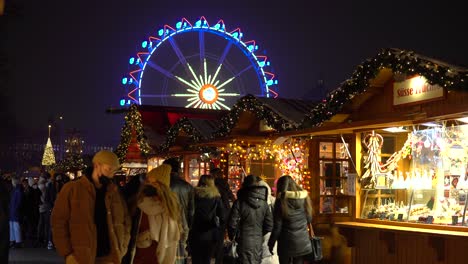 Gente-En-El-Mercado-Navideño-Alemán-En-Berlín-Con-Tiendas-Tradicionales