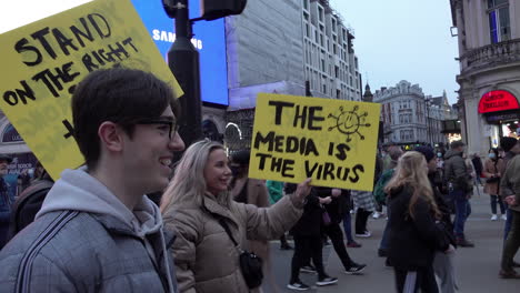 Una-Mujer-Sostiene-Una-Pancarta-Amarilla-Hecha-A-Mano-Que-Dice:-&quot;los-Medios-Son-El-Virus&quot;-Durante-Una-Protesta-Contra-Las-Vacunas-Covid-Obligatorias-Y-Los-Pasaportes-De-Vacunas