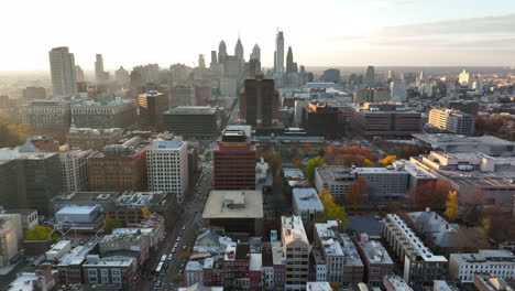 Filmische-LKW-Aufnahme-Der-Skyline-Von-Philadelphia-Und-Der-Aufnahme-Von-Wohnsiedlungen