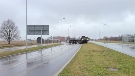 Riesiger-Militärlastwagen-Biegt-Auf-Die-Hauptstraße-In-Rzeszow,-Polen,-Beim-Militär-Für-Den-Ukrainischen-Konflikt-Ab