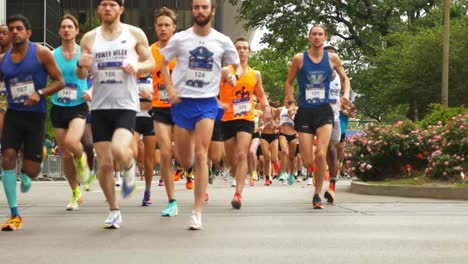 Läufer-Treten-Im-Crescent-City-Classic-10k-New-Orleans-Gegeneinander-An