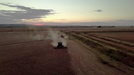 Landwirt-Nutzt-Mähdrescher,-Um-Im-Herbst-Weizen,-Gerste,-Getreide,-Soja-Oder-Hafer-Zu-Ernten,-Aufgenommen-Mit-Luftdrohne,-Videostock-17